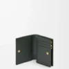 Portefeuille compact Landscape en cuir de veau nappa vert bouteille/ocre