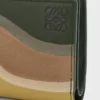 Portefeuille compact Landscape en cuir de veau nappa vert bouteille/ocre