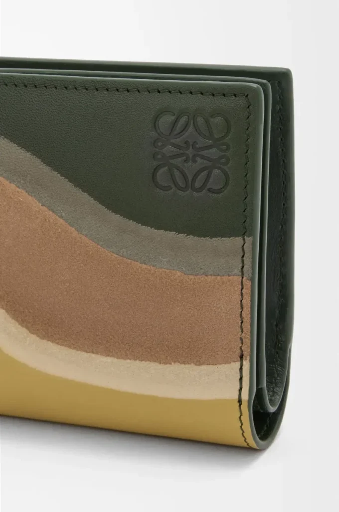 Portefeuille compact Landscape en cuir de veau nappa vert bouteille/ocre