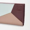 Portefeuille compact Puzzle en cuir de veau classique Frozen/Bordeaux foncé Portefeuille compact Puzzle en cuir de veau classique Frozen/Bordeaux foncé