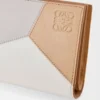 Portefeuille compact Puzzle en cuir de veau classique Ghost/Silky Beige