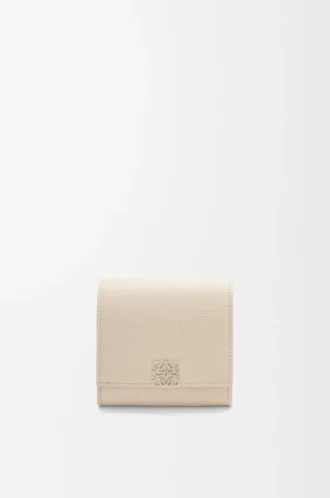 Portefeuille compact à rabat Anagram en cuir de veau grainé Light Ghost