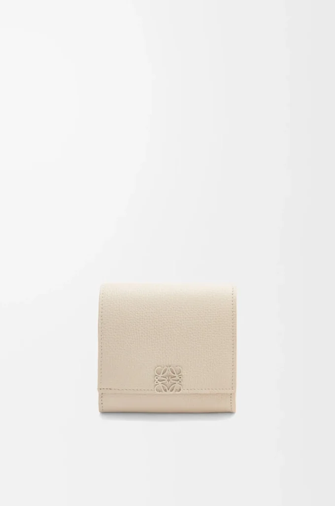 Portefeuille compact à rabat Anagram en cuir de veau grainé Light Ghost