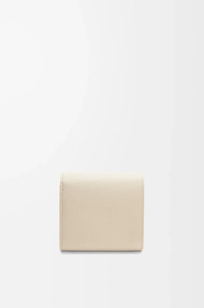 Portefeuille compact à rabat Anagram en cuir de veau grainé Light Ghost