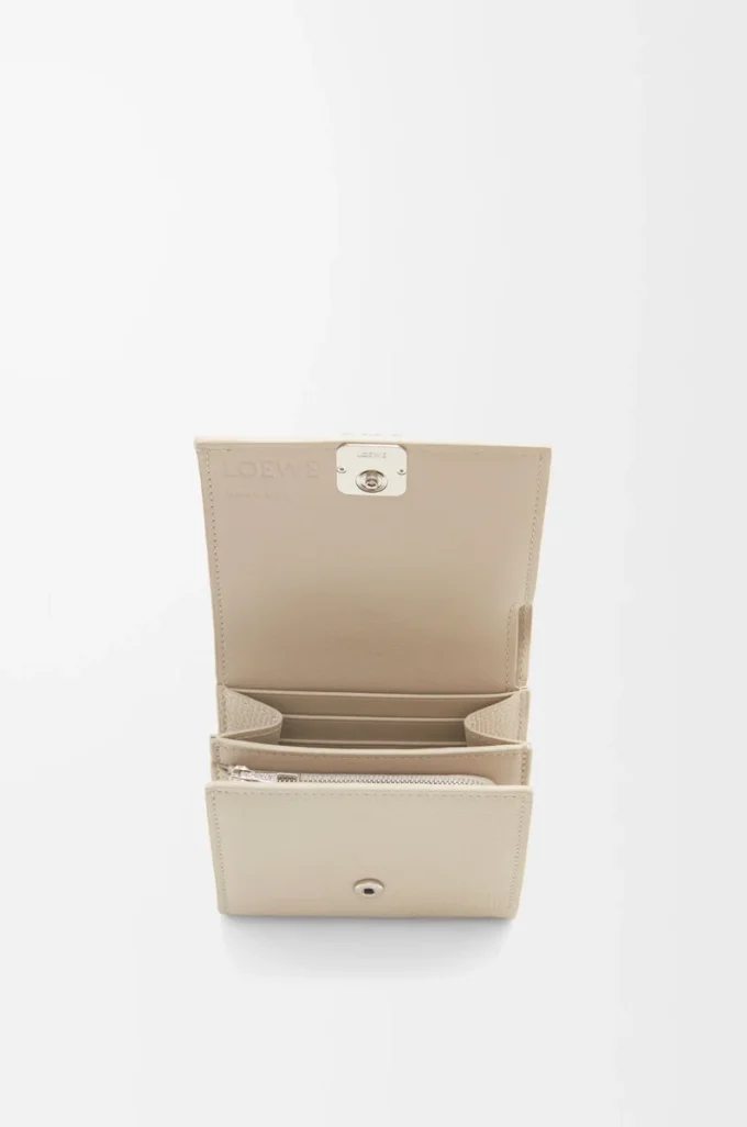 Portefeuille compact à rabat Anagram en cuir de veau grainé Light Ghost