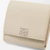 Portefeuille compact à rabat Anagram en cuir de veau grainé Light Ghost
