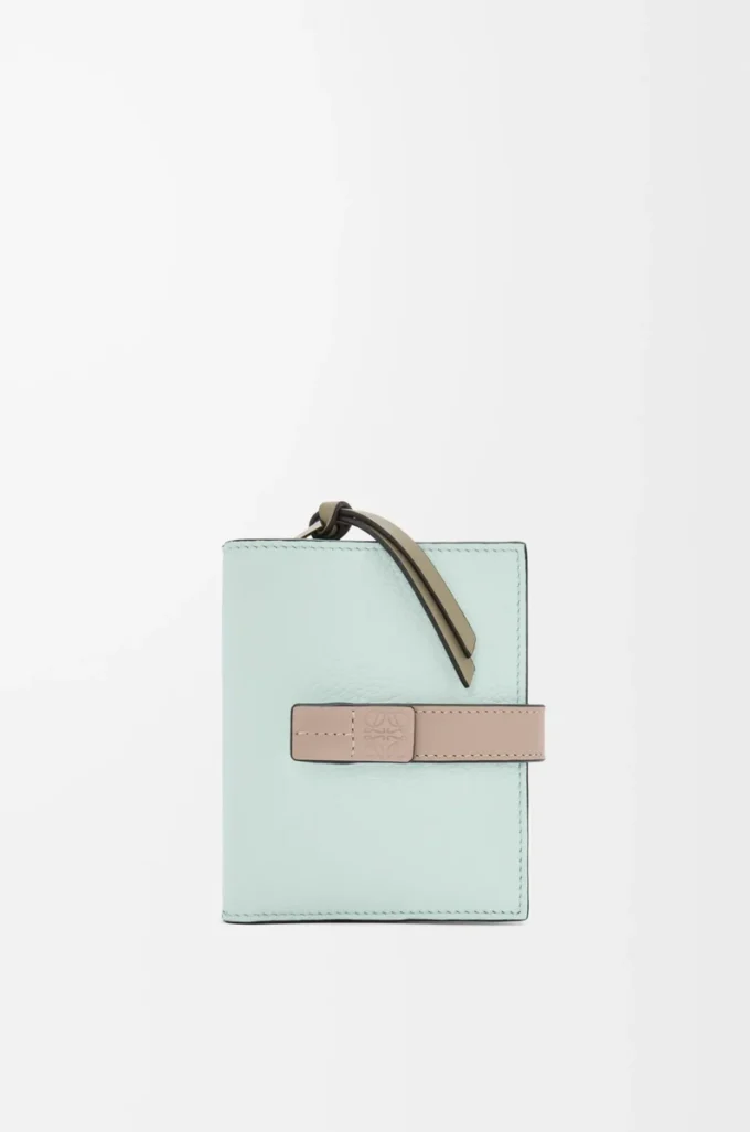 Portefeuille compact zippé en cuir de veau grainé souple Frozen/Clay Portefeuille compact zippé en cuir de veau grainé souple Frozen/Clay