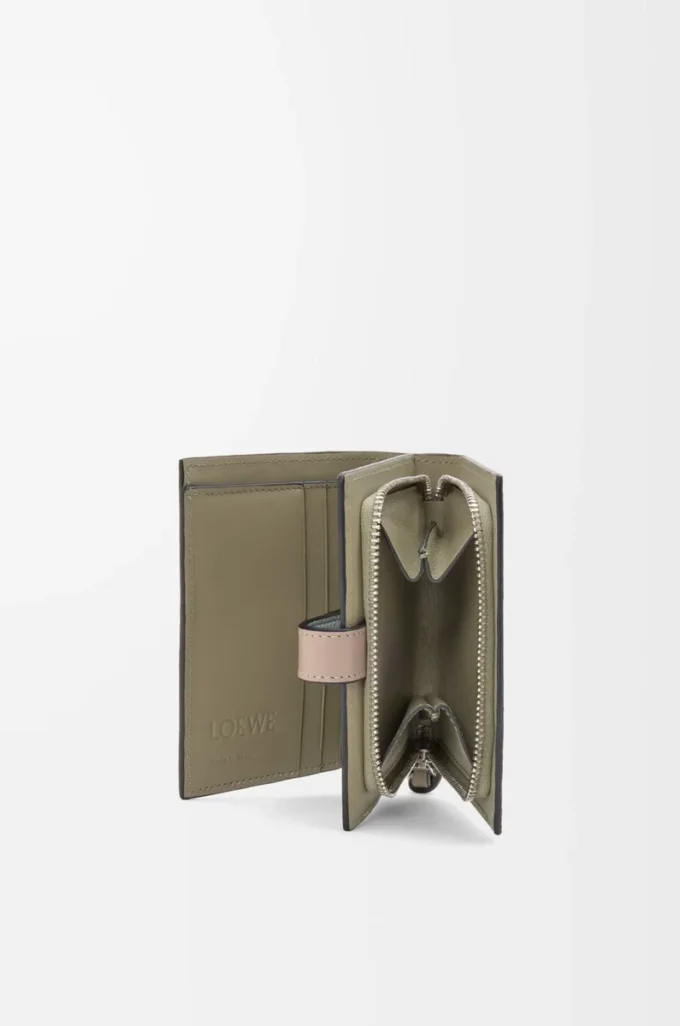 Portefeuille compact zippé en cuir de veau grainé souple Frozen/Clay Portefeuille compact zippé en cuir de veau grainé souple Frozen/Clay