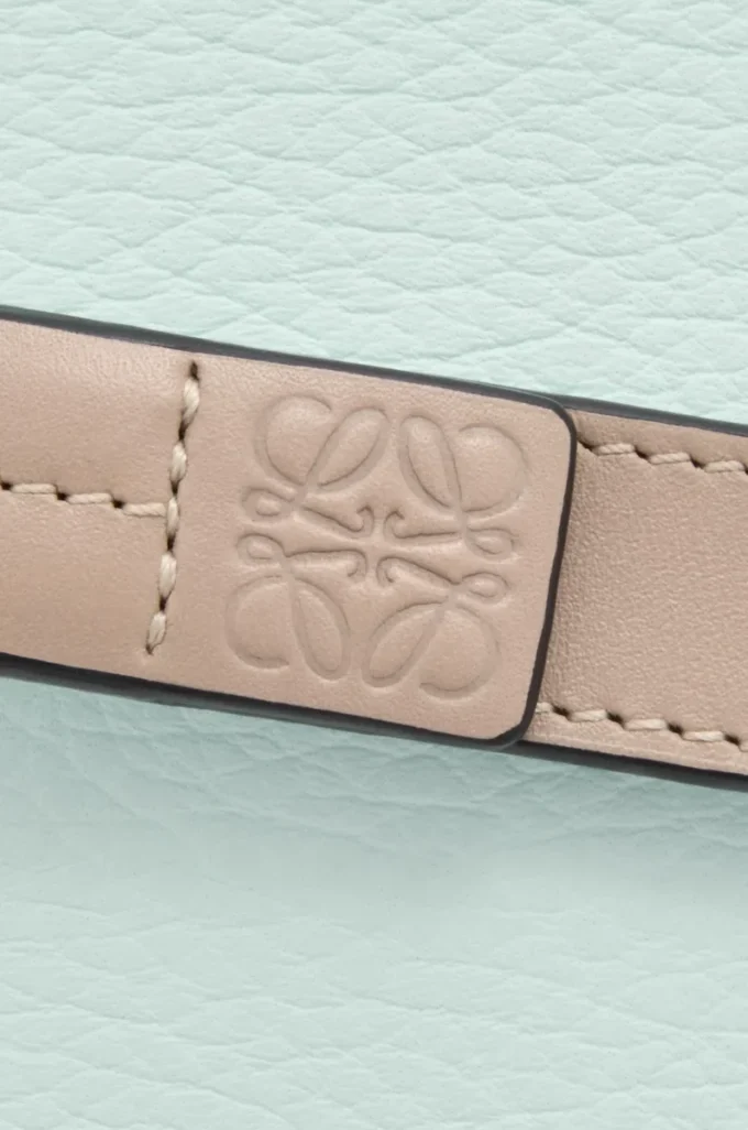 Portefeuille compact zippé en cuir de veau grainé souple Frozen/Clay Portefeuille compact zippé en cuir de veau grainé souple Frozen/Clay