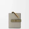 Portefeuille compact zippé en cuir de veau grainé souple Shell Grey/Eucalyptus