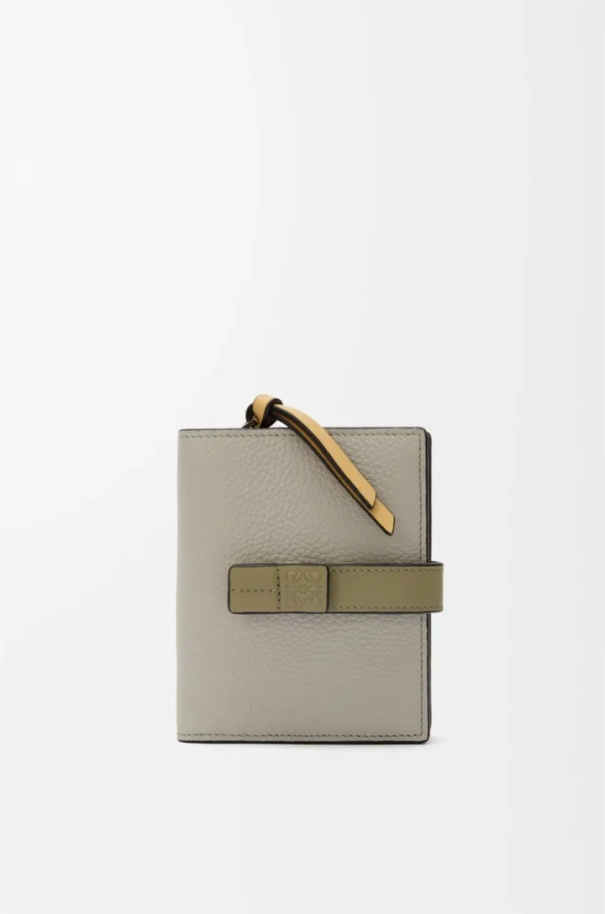 Portefeuille compact zippé en cuir de veau grainé souple Shell Grey/Eucalyptus