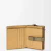 Portefeuille compact zippé en cuir de veau grainé souple Shell Grey/Eucalyptus