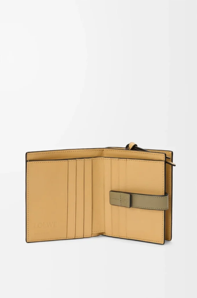 Portefeuille compact zippé en cuir de veau grainé souple Shell Grey/Eucalyptus