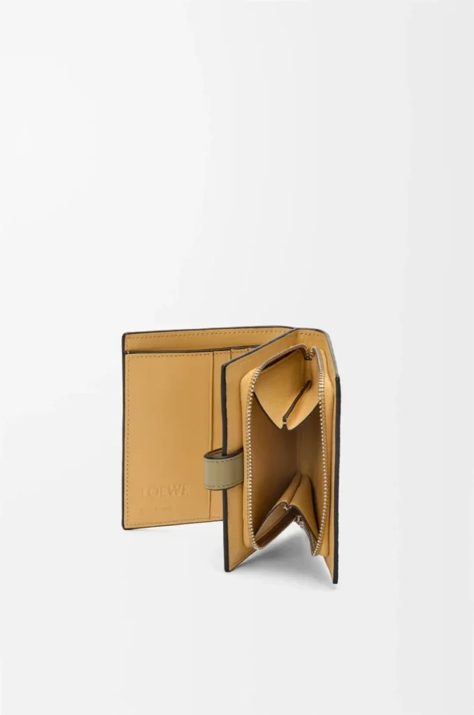 Portefeuille compact zippé en cuir de veau grainé souple Shell Grey/Eucalyptus