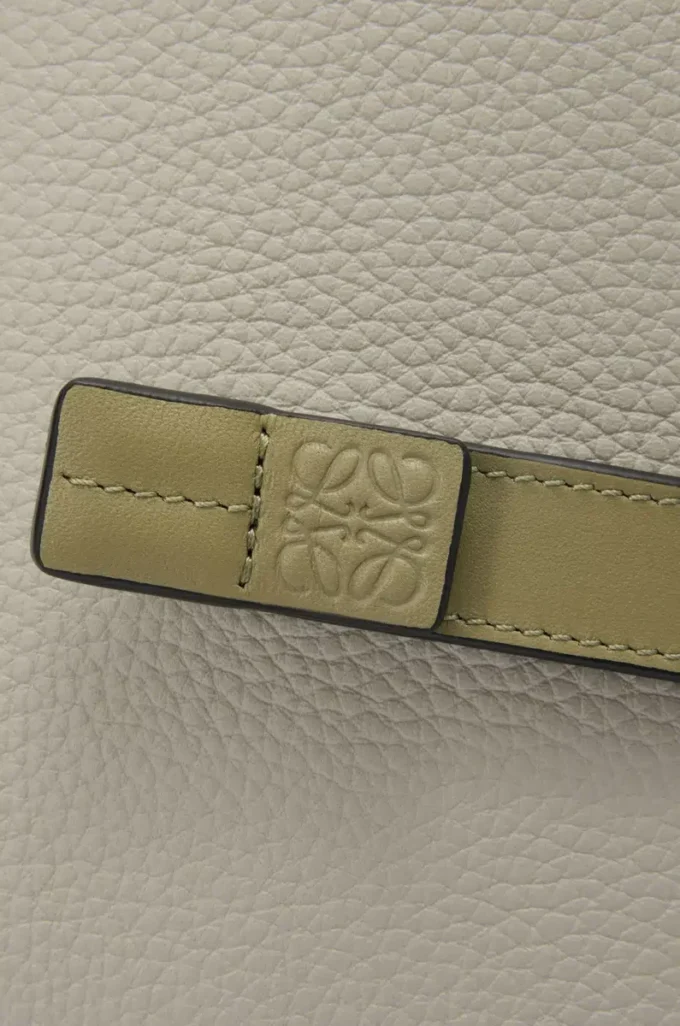 Portefeuille compact zippé en cuir de veau grainé souple Shell Grey/Eucalyptus