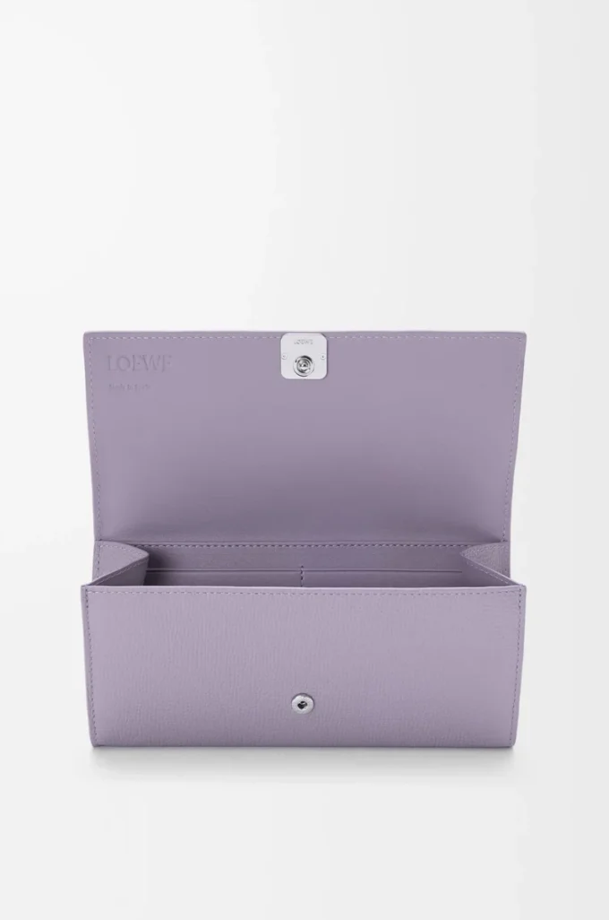 Portefeuille continental Anagram en cuir de veau grainé Dirty Mauve Portefeuille continental Anagram en cuir de veau grainé Dirty Mauve