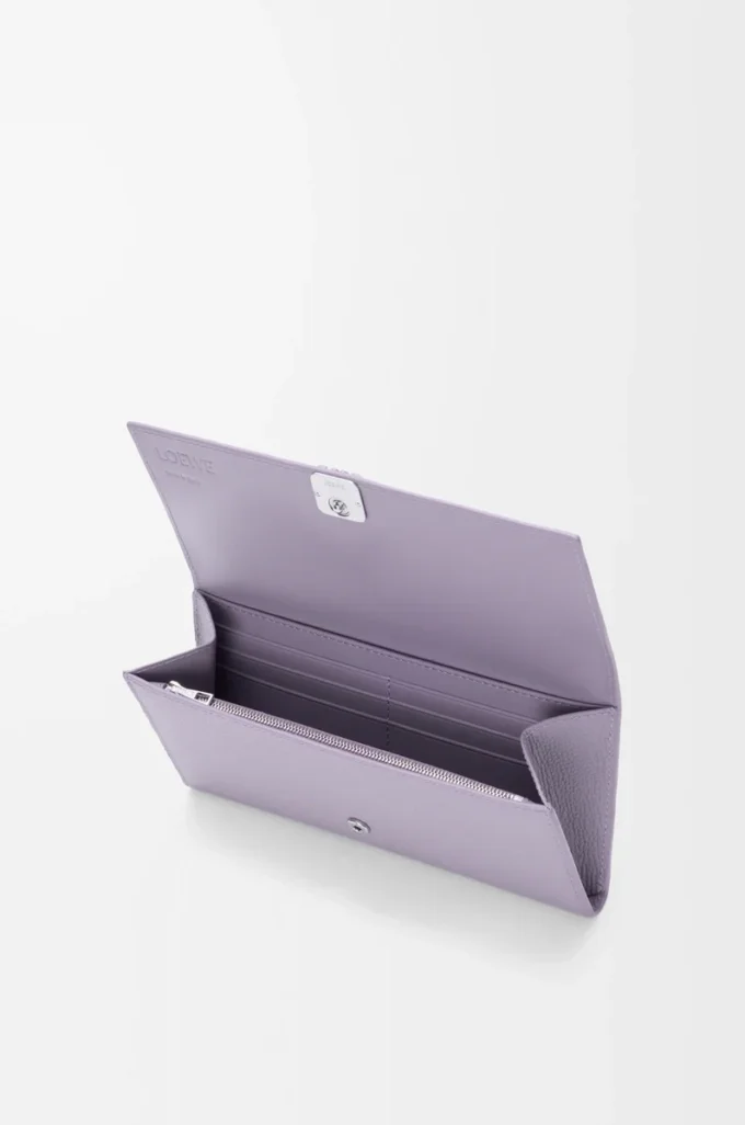 Portefeuille continental Anagram en cuir de veau grainé Dirty Mauve Portefeuille continental Anagram en cuir de veau grainé Dirty Mauve