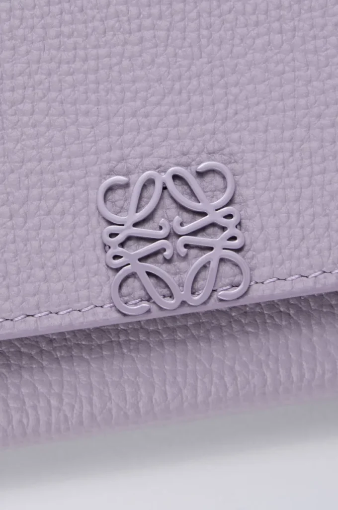 Portefeuille continental Anagram en cuir de veau grainé Dirty Mauve Portefeuille continental Anagram en cuir de veau grainé Dirty Mauve