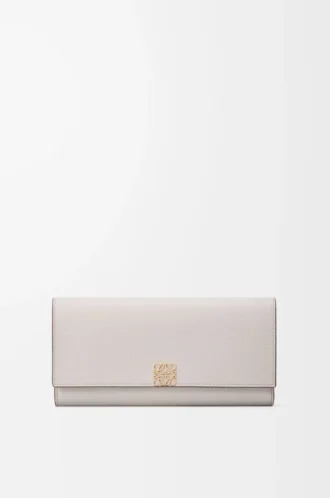Portefeuille continental Anagram en cuir de veau grainé Light Ghost Grey
