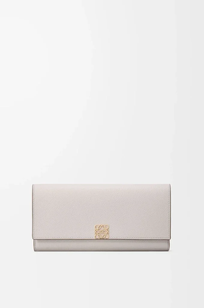 Portefeuille continental Anagram en cuir de veau grainé Light Ghost Grey