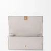 Portefeuille continental Anagram en cuir de veau grainé Light Ghost Grey