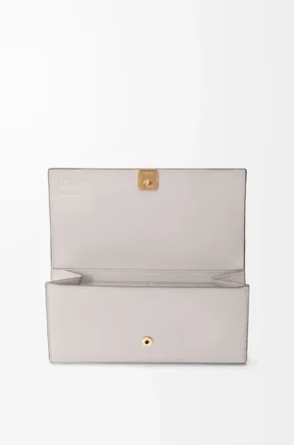 Portefeuille continental Anagram en cuir de veau grainé Light Ghost Grey