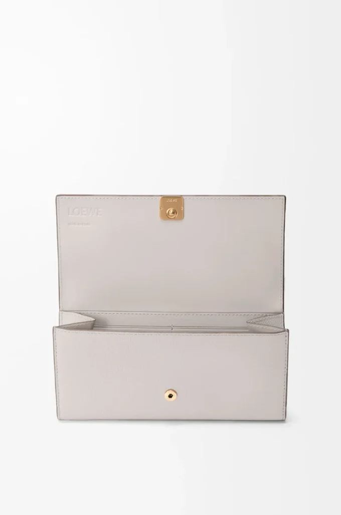 Portefeuille continental Anagram en cuir de veau grainé Light Ghost Grey