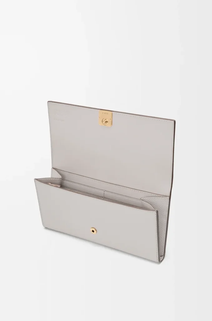 Portefeuille continental Anagram en cuir de veau grainé Light Ghost Grey
