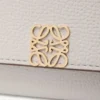Portefeuille continental Anagram en cuir de veau grainé Light Ghost Grey