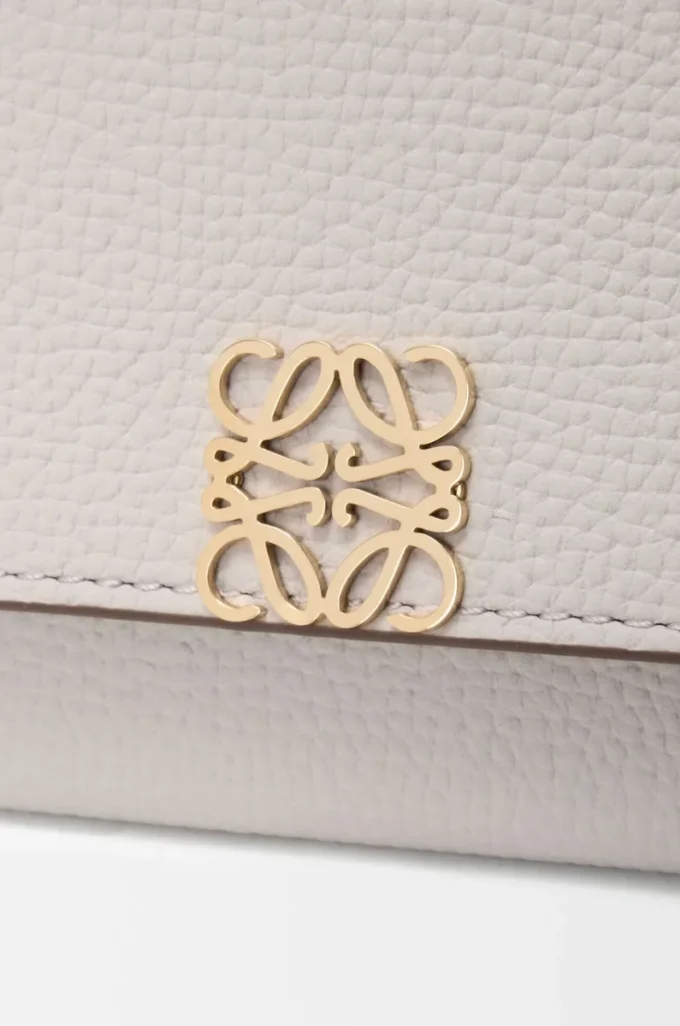 Portefeuille continental Anagram en cuir de veau grainé Light Ghost Grey