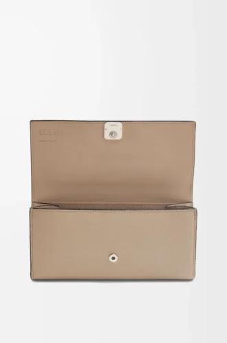 Portefeuille continental Anagram en cuir de veau grainé Sand