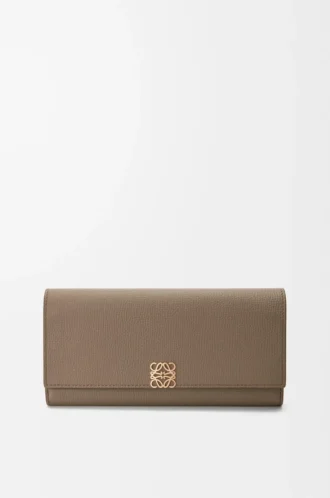 Portefeuille continental Anagram en cuir de veau grainé Taupe Portefeuille continental Anagram en cuir de veau grainé Taupe