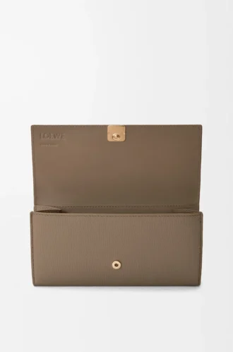Portefeuille continental Anagram en cuir de veau grainé Taupe Portefeuille continental Anagram en cuir de veau grainé Taupe