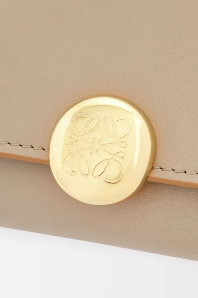 Portefeuille continental grainé en cuir de veau nappa brillant Sand Portefeuille continental grainé en cuir de veau nappa brillant Sand
