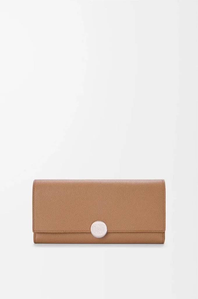 Portefeuille continental Pebble en cuir de veau mini grain Moka