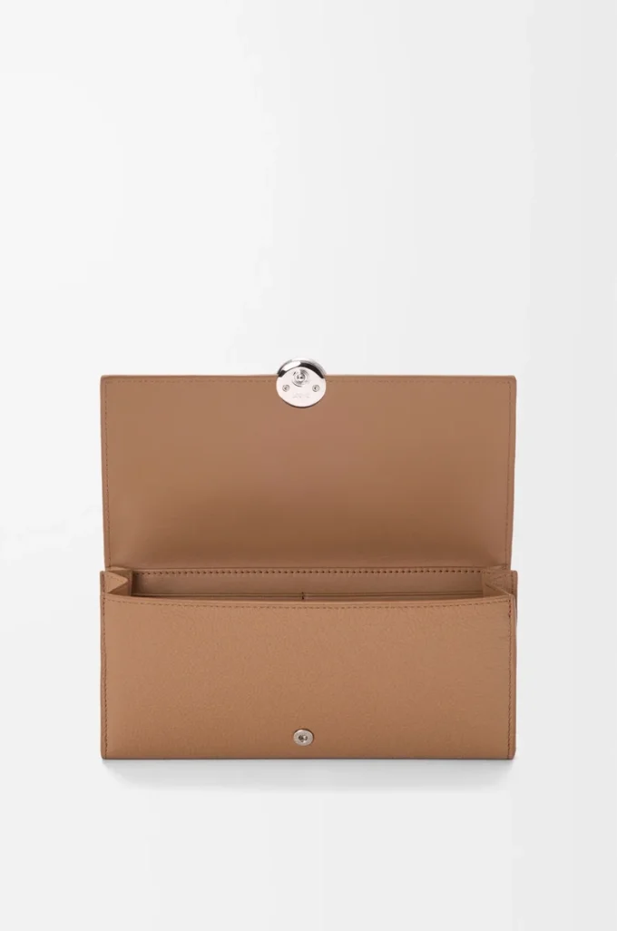 Portefeuille continental Pebble en cuir de veau mini grain Moka