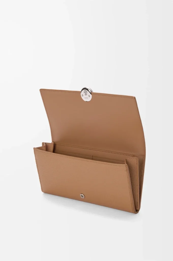 Portefeuille continental Pebble en cuir de veau mini grain Moka