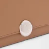 Portefeuille continental Pebble en cuir de veau mini grain Moka