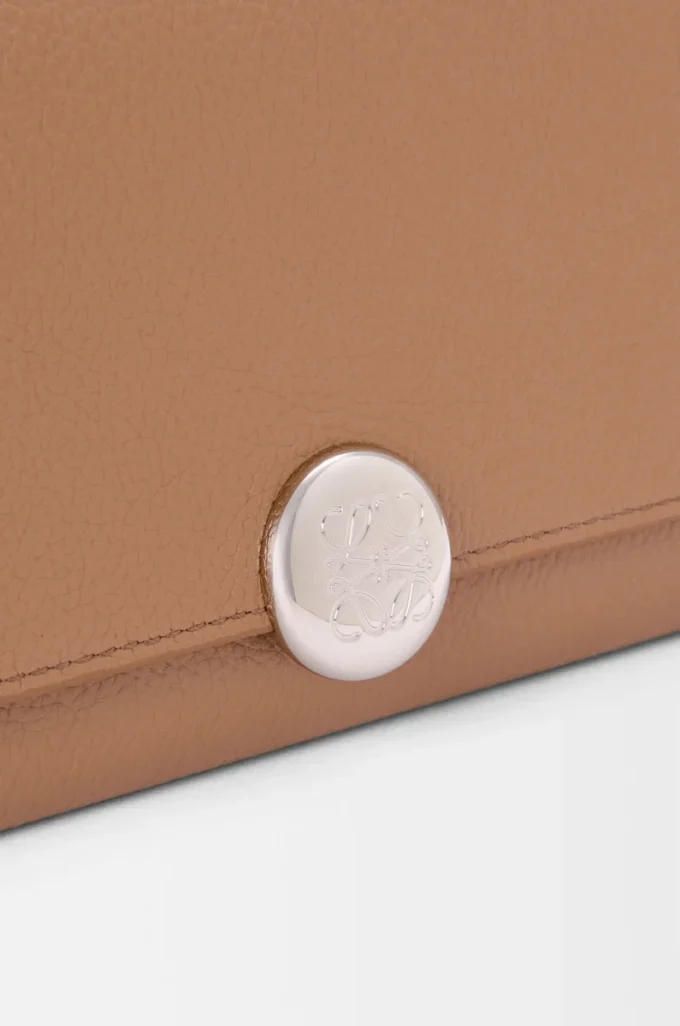 Portefeuille continental Pebble en cuir de veau mini grain Moka
