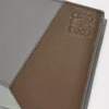 Portefeuille à deux volets Puzzle en cuir de veau classique Winter Brown/Ash Grey