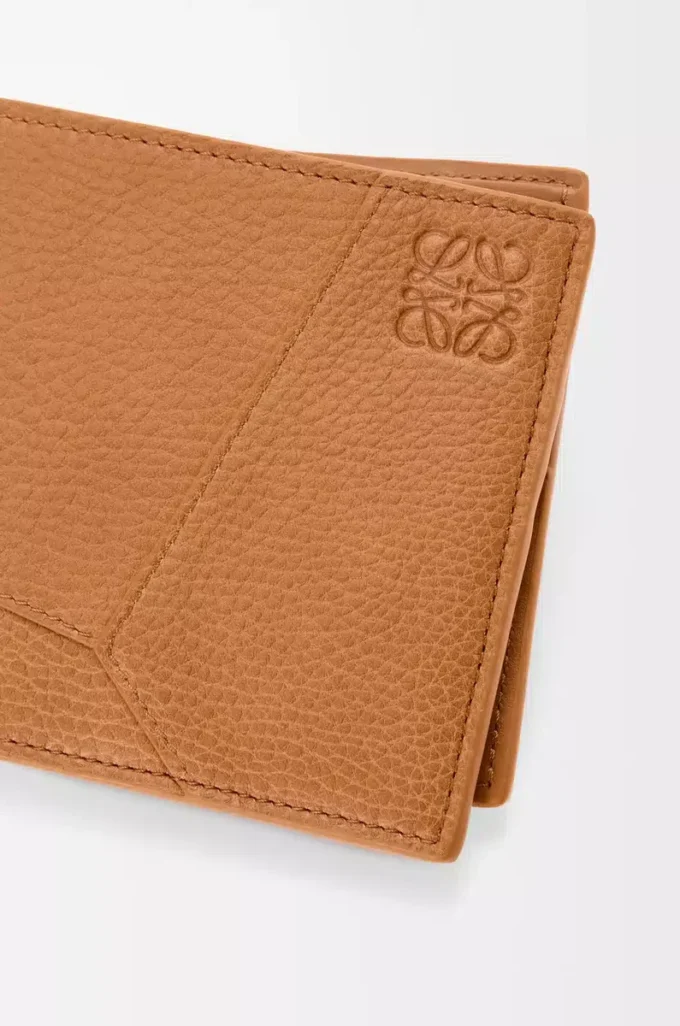 Portefeuille à deux volets Puzzle en cuir de veau grainé souple Light Canyon Brown Portefeuille à deux volets Puzzle en cuir de veau grainé souple Light Canyon Brown
