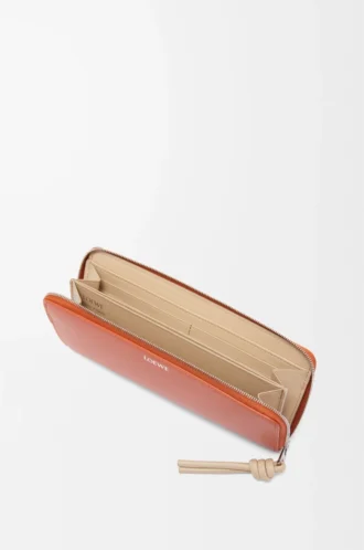 Portefeuille à fermeture éclair et nœud en cuir de veau nappa brillant Maple/Papercraft