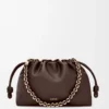 Portefeuille Flamenco moyen en cuir d’agneau nappa souple, couleur marron foncé Portefeuille Flamenco moyen en cuir d’agneau nappa souple, couleur marron foncé