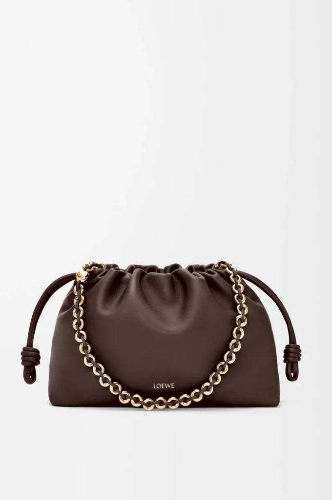 Portefeuille Flamenco moyen en cuir d’agneau nappa souple, couleur marron foncé Portefeuille Flamenco moyen en cuir d’agneau nappa souple, couleur marron foncé