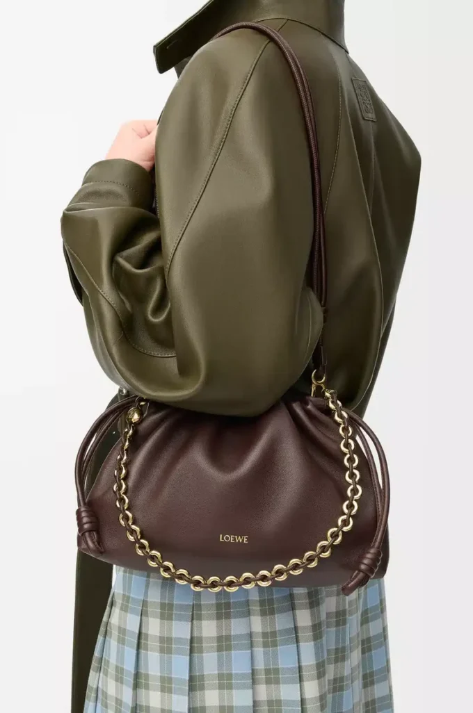 Portefeuille Flamenco moyen en cuir d’agneau nappa souple, couleur marron foncé Portefeuille Flamenco moyen en cuir d’agneau nappa souple, couleur marron foncé