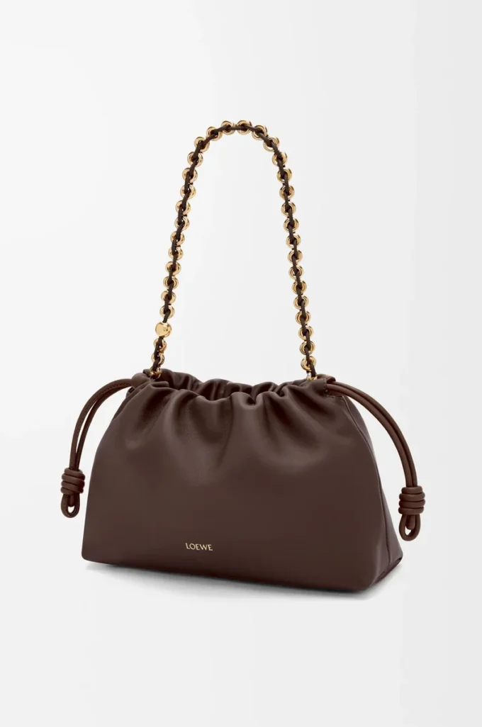 Portefeuille Flamenco moyen en cuir d’agneau nappa souple, couleur marron foncé Portefeuille Flamenco moyen en cuir d’agneau nappa souple, couleur marron foncé
