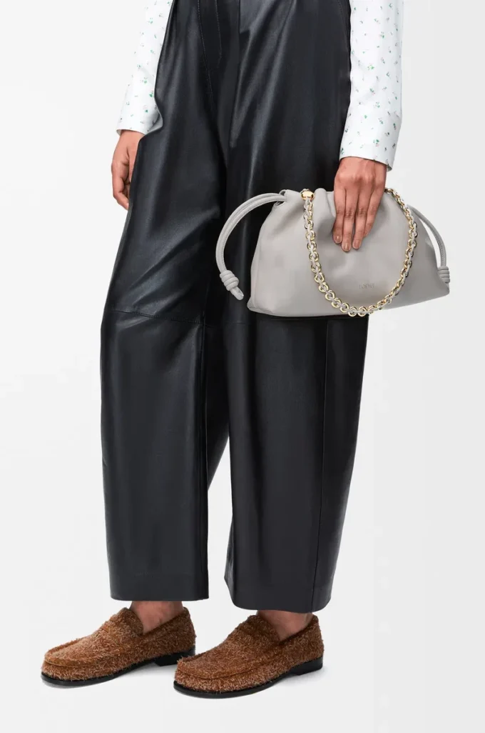 Portefeuille Flamenco moyen en cuir d&rsquo;agneau nappa souple gris coquillage