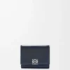 Portefeuille Puffer Anagram à trois volets en cuir de veau nappa brillant Deep Navy
