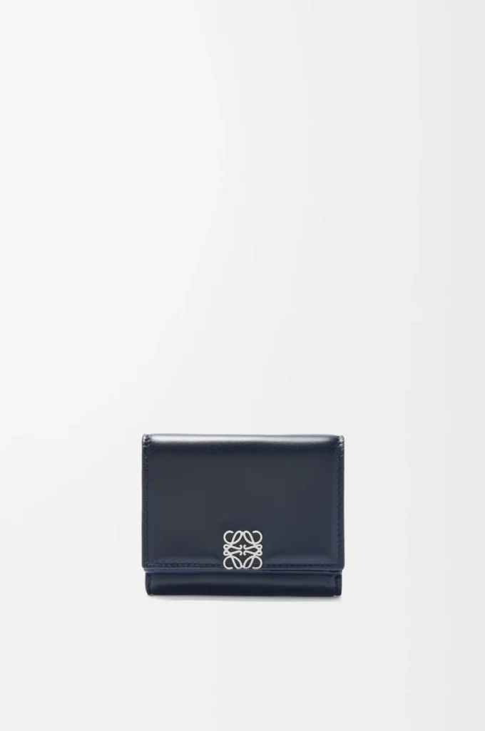 Portefeuille Puffer Anagram à trois volets en cuir de veau nappa brillant Deep Navy