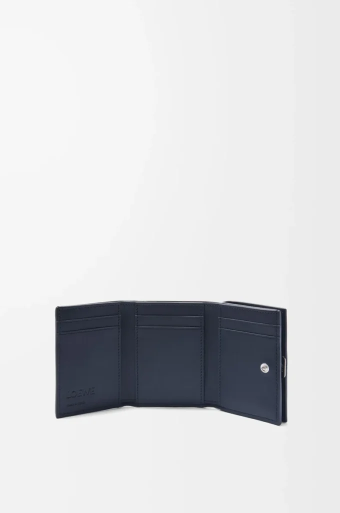 Portefeuille Puffer Anagram à trois volets en cuir de veau nappa brillant Deep Navy